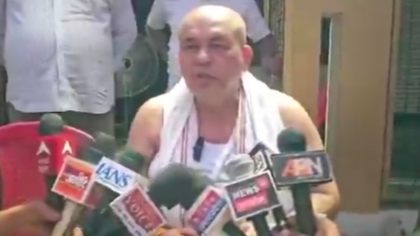 मां की हत्या और लूट पर भड़के IPS आशुतोष मिश्रा, मीडिया की फर्जी रिपोर्टिंग पर उठे सवाल; पुलिस ने किया खंडन